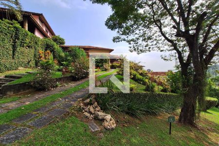 Casa de condomínio à venda com 250m², 4 quartos e 4 vagas Casa de condomínio à venda com 250m², 4 quartos e 4 vagasFachada