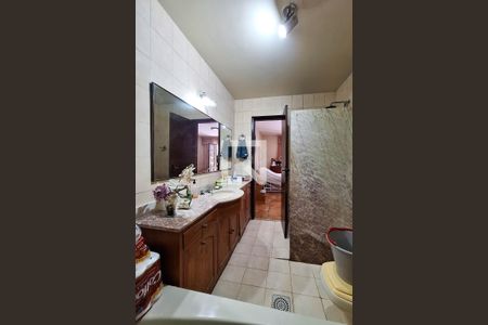 Casa de condomínio à venda com 250m², 4 quartos e 4 vagas Casa de condomínio à venda com 250m², 4 quartos e 4 vagasBanheiro da Suíte