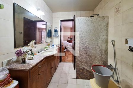 Casa de condomínio à venda com 250m², 4 quartos e 4 vagas Casa de condomínio à venda com 250m², 4 quartos e 4 vagasBanheiro da Suíte