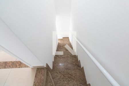 Casa de condomínio para alugar com 80m², 2 quartos e 1 vaga Casa de condomínio para alugar com 80m², 2 quartos e 1 vagaEscada