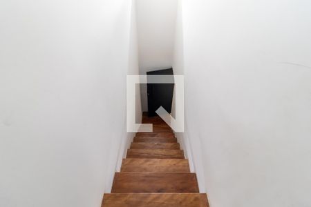 Casa de condomínio à venda com 100m², 2 quartos e 2 vagasEscada