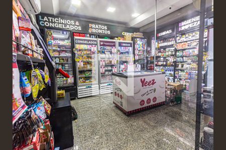 Apartamento à venda com 247m², 3 quartos e 2 vagas Apartamento à venda com 247m², 3 quartos e 2 vagasÁrea comum - Mercadinho