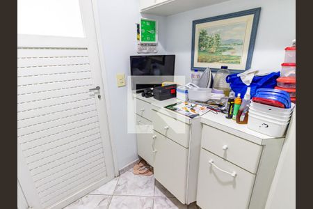 Apartamento à venda com 247m², 3 quartos e 2 vagas Apartamento à venda com 247m², 3 quartos e 2 vagasQuarto de Serviço