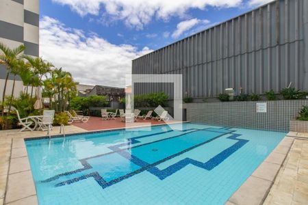 Apartamento à venda com 247m², 3 quartos e 2 vagas Apartamento à venda com 247m², 3 quartos e 2 vagasÁrea comum - Piscina