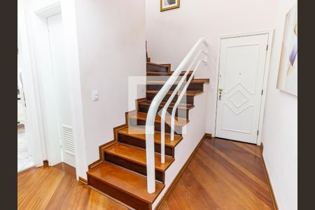 Apartamento à venda com 247m², 3 quartos e 2 vagas Apartamento à venda com 247m², 3 quartos e 2 vagasHall e escada