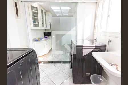 Apartamento à venda com 247m², 3 quartos e 2 vagas Apartamento à venda com 247m², 3 quartos e 2 vagasÁrea de Serviço