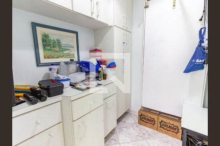 Apartamento à venda com 247m², 3 quartos e 2 vagas Apartamento à venda com 247m², 3 quartos e 2 vagasQuarto de Serviço