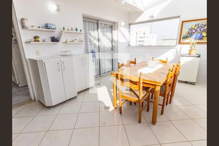 Apartamento à venda com 247m², 3 quartos e 2 vagas Apartamento à venda com 247m², 3 quartos e 2 vagasVaranda