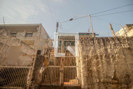 Casa à venda com 300m², 2 quartos e 2 vagas Casa à venda com 300m², 2 quartos e 2 vagasFachada