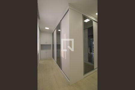 Casa de condomínio à venda com 420m², 3 quartos e 4 vagas Casa de condomínio à venda com 420m², 3 quartos e 4 vagasCloset