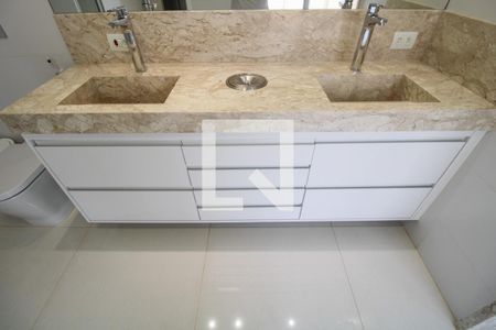 Casa de condomínio à venda com 420m², 3 quartos e 4 vagas Casa de condomínio à venda com 420m², 3 quartos e 4 vagasBanheiro