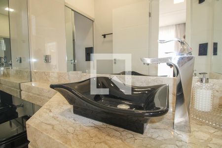 Casa de condomínio à venda com 420m², 3 quartos e 4 vagas Casa de condomínio à venda com 420m², 3 quartos e 4 vagasBanheiro do Quarto 4