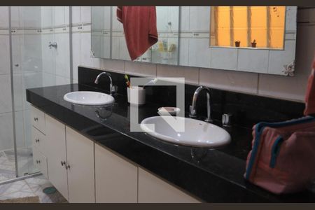 Casa para alugar com 90m², 2 quartos e 2 vagasBanheiro Social