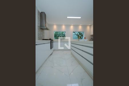 Casa à venda com 500m², 5 quartos e 8 vagas Casa à venda com 500m², 5 quartos e 8 vagasCozinha - Armários