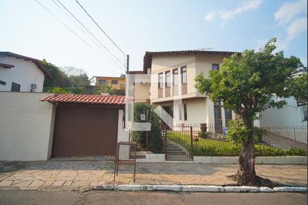 Casa à venda com 325m², 4 quartos e 4 vagasFachada