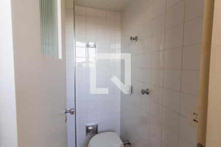 Apartamento à venda com 93m², 2 quartos e 1 vaga Apartamento à venda com 93m², 2 quartos e 1 vagaBanheiro da Área de Serviço