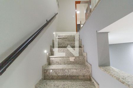 Casa à venda com 100m², 2 quartos e 2 vagasEscada
