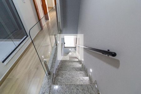 Casa à venda com 100m², 2 quartos e 2 vagasEscada