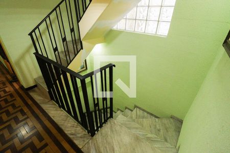 Casa para alugar com 400m², 3 quartos e 2 vagasEscada