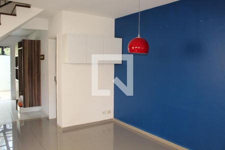 Sala de casa de condomínio para alugar com 3 quartos, 100m² em Chácara Canta Galo, Cotia