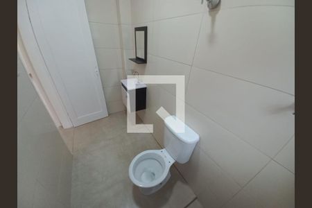 Banheiro de apartamento para alugar com 1 quarto, 42m² em Catiapoã, São Vicente