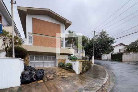 Casa para alugar com 300m², 5 quartos e 5 vagasFachada