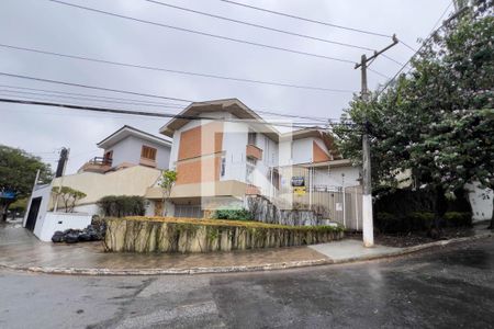 Casa para alugar com 300m², 5 quartos e 5 vagasFachada