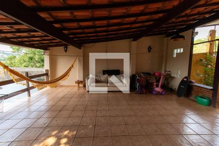 Casa à venda com 860m², 3 quartos e 3 vagas Casa à venda com 860m², 3 quartos e 3 vagasÁrea externa
