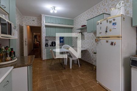Casa à venda com 240m², 4 quartos e 2 vagascozinha