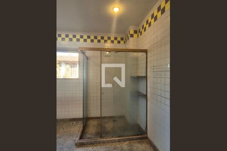 Casa de condomínio para alugar com 715m², 5 quartos e 4 vagas Casa de condomínio para alugar com 715m², 5 quartos e 4 vagasBanheiro da Suíte 2