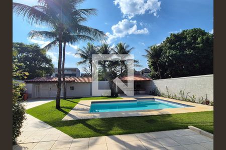 Casa de condomínio para alugar com 715m², 5 quartos e 4 vagas Casa de condomínio para alugar com 715m², 5 quartos e 4 vagasÁrea externa