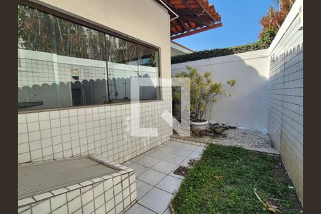 Casa de condomínio para alugar com 715m², 5 quartos e 4 vagas Casa de condomínio para alugar com 715m², 5 quartos e 4 vagasÁrea externa