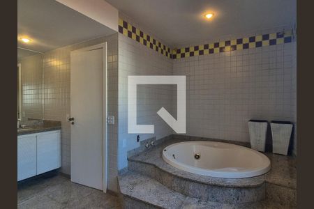 Casa de condomínio para alugar com 715m², 5 quartos e 4 vagas Casa de condomínio para alugar com 715m², 5 quartos e 4 vagasBanheiro da Suíte 2