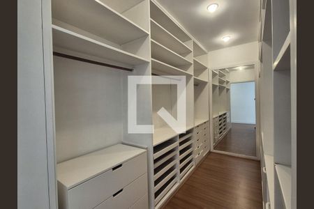 Casa de condomínio para alugar com 715m², 5 quartos e 4 vagas Casa de condomínio para alugar com 715m², 5 quartos e 4 vagasCloset da Suite 2