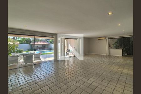 Sala de casa de condomínio para alugar com 5 quartos, 715m² em Barra da Tijuca, Rio de Janeiro