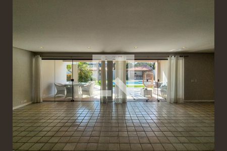 Sala de casa de condomínio para alugar com 5 quartos, 715m² em Barra da Tijuca, Rio de Janeiro