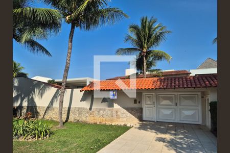 Casa de condomínio para alugar com 715m², 5 quartos e 4 vagas Casa de condomínio para alugar com 715m², 5 quartos e 4 vagasFachada