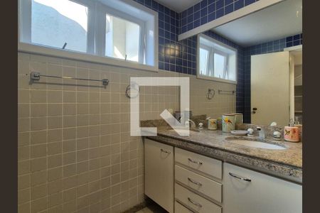 Casa de condomínio para alugar com 715m², 5 quartos e 4 vagas Casa de condomínio para alugar com 715m², 5 quartos e 4 vagasBanheiro da Suite 1