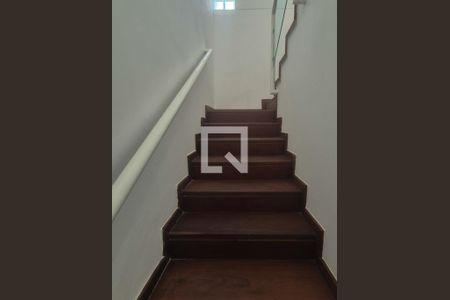 Casa de condomínio para alugar com 715m², 5 quartos e 4 vagas Casa de condomínio para alugar com 715m², 5 quartos e 4 vagasEscada