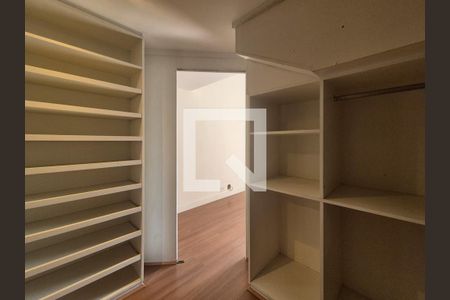 Casa de condomínio para alugar com 715m², 5 quartos e 4 vagas Casa de condomínio para alugar com 715m², 5 quartos e 4 vagasCloset da Suite 1
