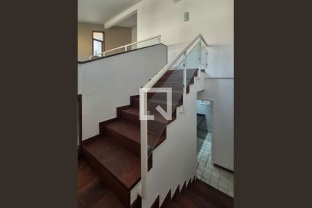 Casa de condomínio para alugar com 715m², 5 quartos e 4 vagas Casa de condomínio para alugar com 715m², 5 quartos e 4 vagasEscada