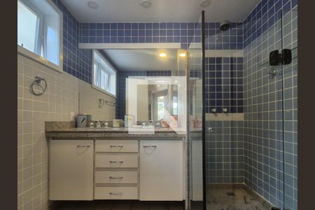 Casa de condomínio para alugar com 715m², 5 quartos e 4 vagas Casa de condomínio para alugar com 715m², 5 quartos e 4 vagasBanheiro da Suite 1