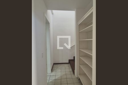 Casa de condomínio para alugar com 715m², 5 quartos e 4 vagas Casa de condomínio para alugar com 715m², 5 quartos e 4 vagasCorredor