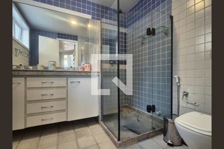 Casa de condomínio para alugar com 715m², 5 quartos e 4 vagas Casa de condomínio para alugar com 715m², 5 quartos e 4 vagasBanheiro da Suite 1