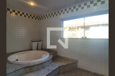 Casa de condomínio para alugar com 715m², 5 quartos e 4 vagas Casa de condomínio para alugar com 715m², 5 quartos e 4 vagasBanheiro da Suíte 2