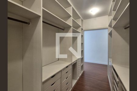 Casa de condomínio para alugar com 715m², 5 quartos e 4 vagas Casa de condomínio para alugar com 715m², 5 quartos e 4 vagasCloset da Suite 2