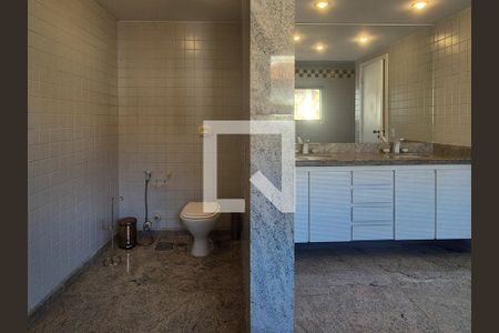 Casa de condomínio para alugar com 715m², 5 quartos e 4 vagas Casa de condomínio para alugar com 715m², 5 quartos e 4 vagasBanheiro da Suíte 2