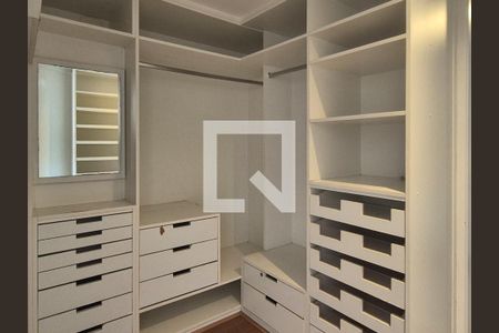 Casa de condomínio para alugar com 715m², 5 quartos e 4 vagas Casa de condomínio para alugar com 715m², 5 quartos e 4 vagasCloset da Suite 1