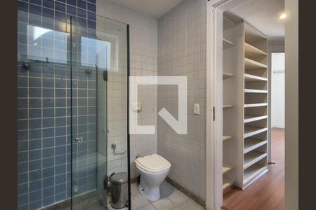 Casa de condomínio para alugar com 715m², 5 quartos e 4 vagas Casa de condomínio para alugar com 715m², 5 quartos e 4 vagasBanheiro da Suite 1