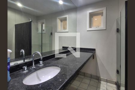 Casa de condomínio para alugar com 715m², 5 quartos e 4 vagas Casa de condomínio para alugar com 715m², 5 quartos e 4 vagasBanheiro Social 2